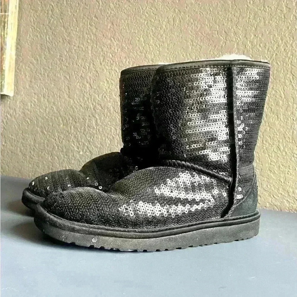 Winter Boots UGG Classic Short Cosmos Girls Sequin Boots Size 4 Youth - Picture 4 of 8